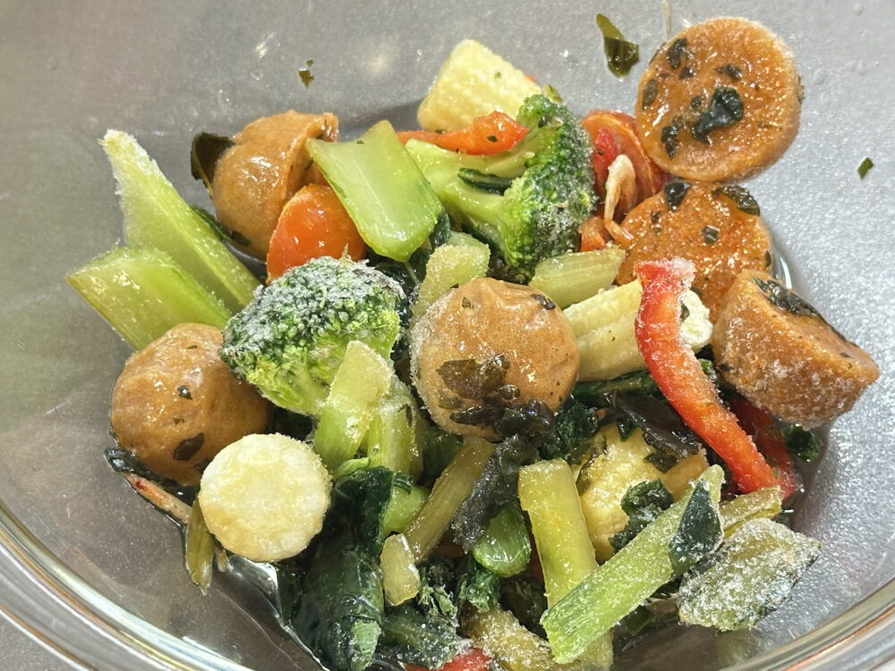 耐熱皿に移したグリーンスプーンのスープ。ラップ不要で、このままレンジで温められます。